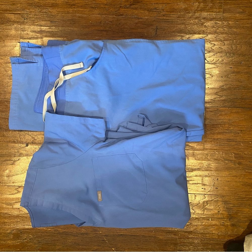 Womens Ceil Blue Figs set
Caterina top Kade pants size large